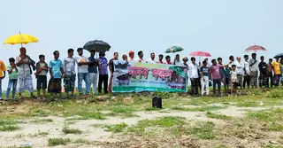 নদী ভাঙনের কবলে হাজারো কৃষক; জমি রক্ষায় মানববন্ধন